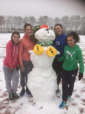 Azar, Myrthe, Nina en Ella met hun fantastische sneeuwpop