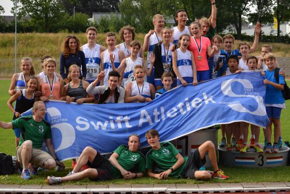 Het succesvolle CD junioren team van Swift atletiek op Kaalheide in Kerkrade.