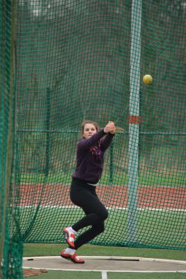 Ella slingert een nieuw clubrecord bij de meisjes C: 41,81 meter