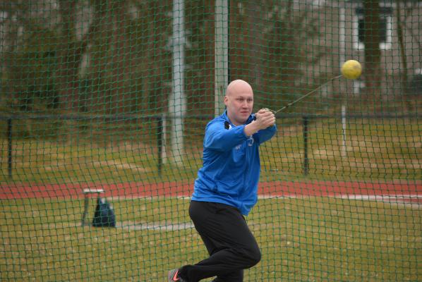 Jorick Horstermans legt de zeven kilo kogel op 26,05 m.
