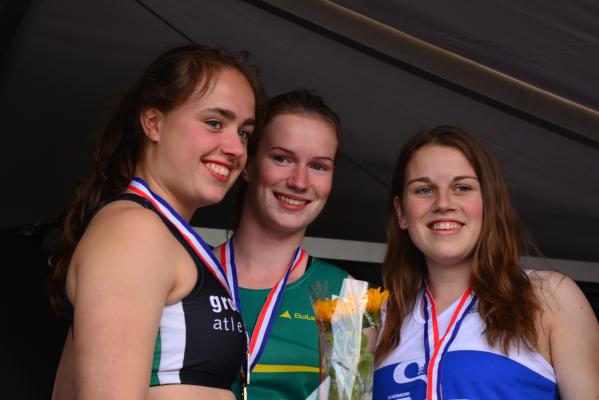 Ella, na Tia Ackermans en Jorinde van Klinken, derde op het NK bij het kogelslingeren meisjes B.