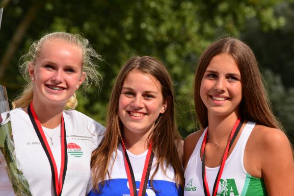 Ella met haar gouden plak bij het kogelslingeren