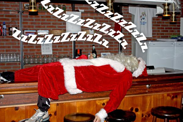 De kerstman rust nog even goed uit voor het zo ver is