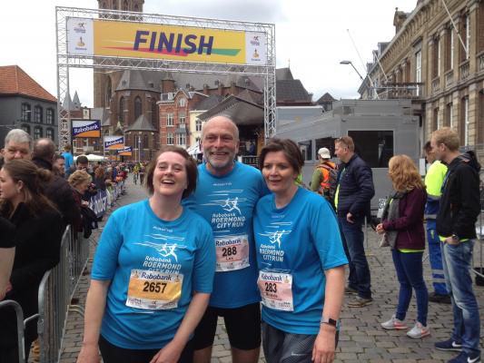 Trainer Lex Hoefnagels die als haas samen met Elly Joosten en Miranda Janssen de finish heeft gehaald.