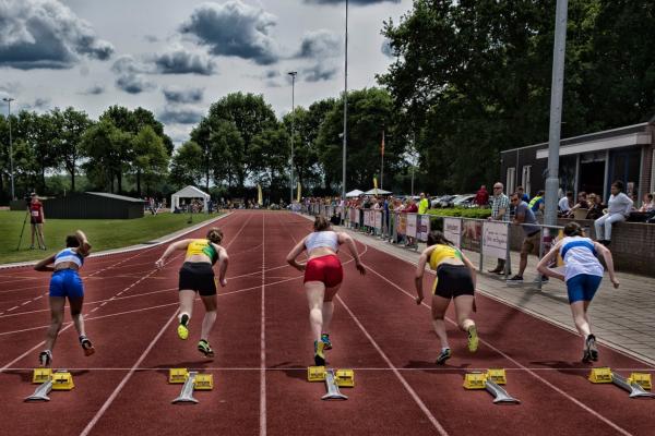 Aberash en Anneke schieten weg uit de startblokken (foto door Jeem Sportsphotography)