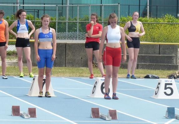 Kimmy klaar voor de start van de 100m