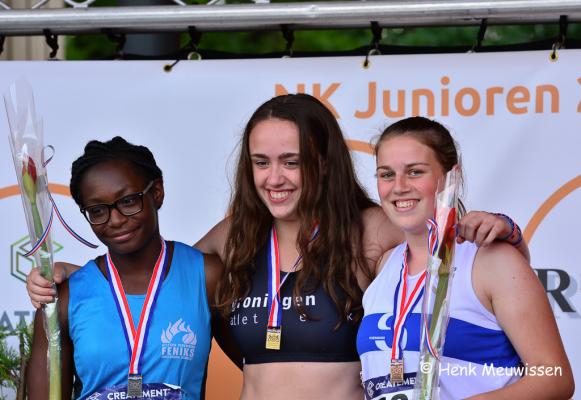Ella pakt brons bij het kogelslingeren achter Jorinde (goud) en Judith (zilver) 