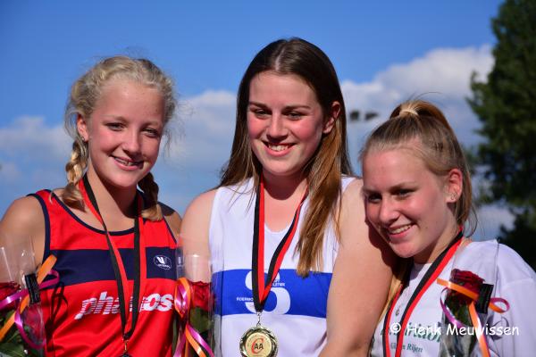 Ella prolongeert haar titel bij het kogelslingeren 