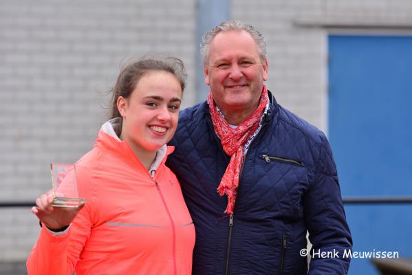 Peter Smit overhandigt de 