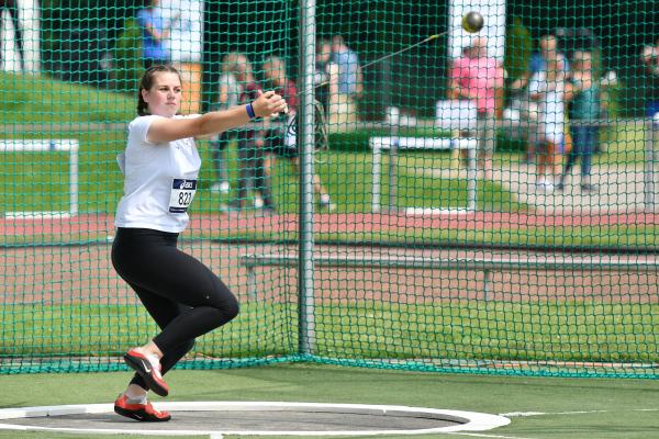 Ella in actie tijdens de Asics NK Junioren in Emmeloord.