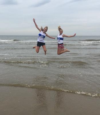 Lisanne en Frauke in Zandvoort