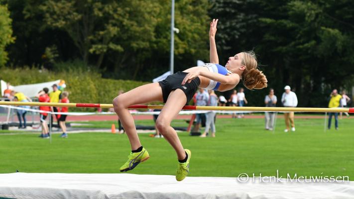 Fenne Cantelberg wint het hoogspringen bij de meisjes D.