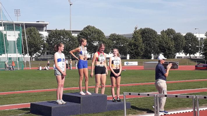 Fenne en Bente op het podium.