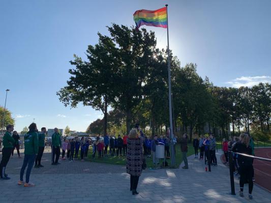 De regenboogvlag in het zonnetje