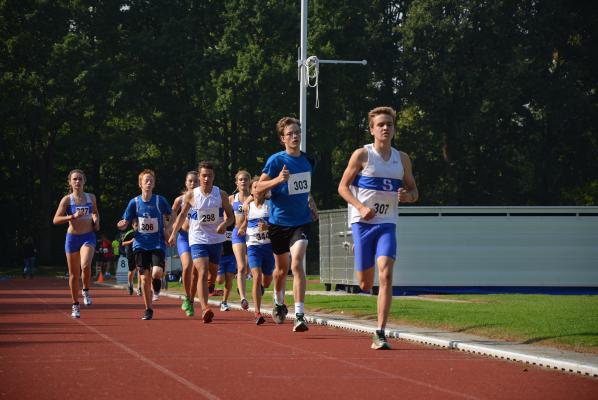 Er werd flink afgezien tijdens de 1000 meter voor de junioren en senioren 