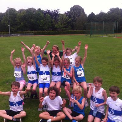 Het BC team samen met 4 atleetjes van Atletiek Helmond.